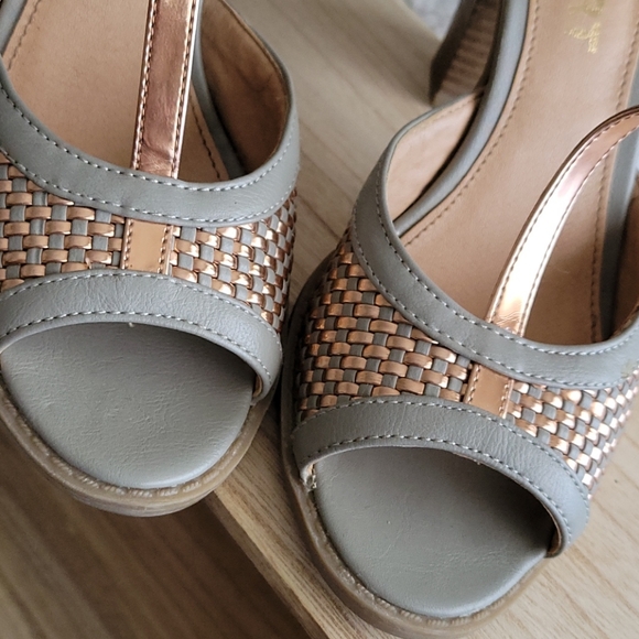 Report Open-Toed T-Strap Sandals - Picture 2 of 7